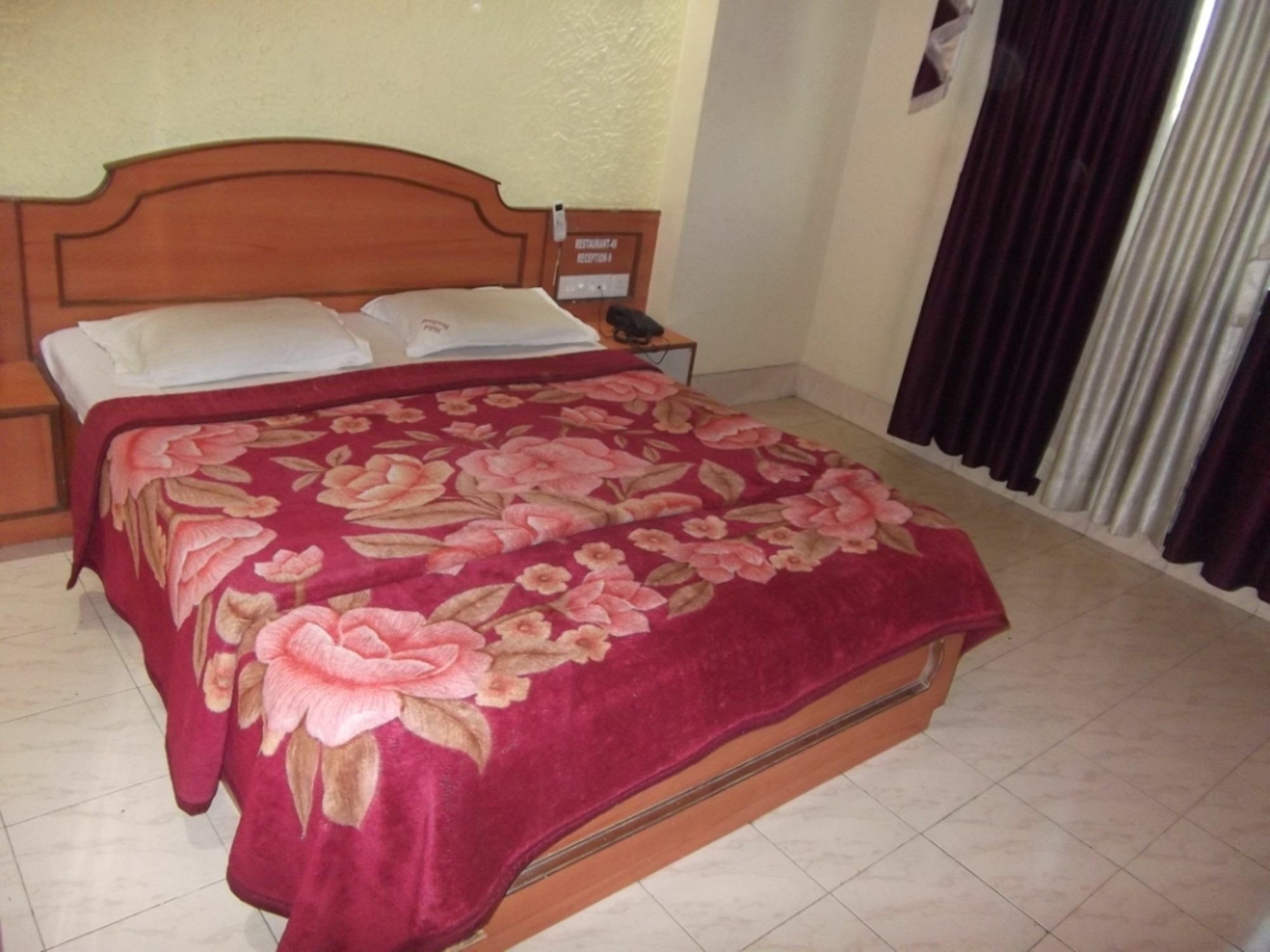 Hotel Ravikant ปูเน่ ภายนอก รูปภาพ